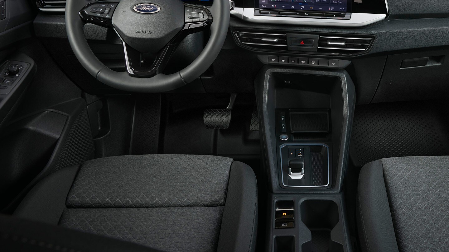 Pedalele și consola centrală ale unui nou Ford Transit Connect.