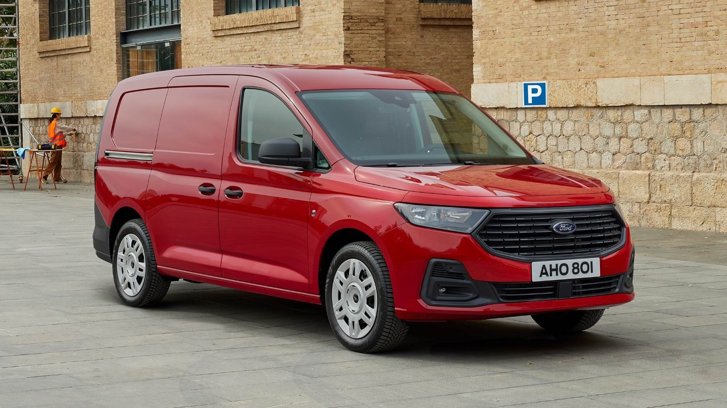 Noul Ford Transit Connect Trend în culoarea Maple Red prezentând grila frontală și farurile automate.