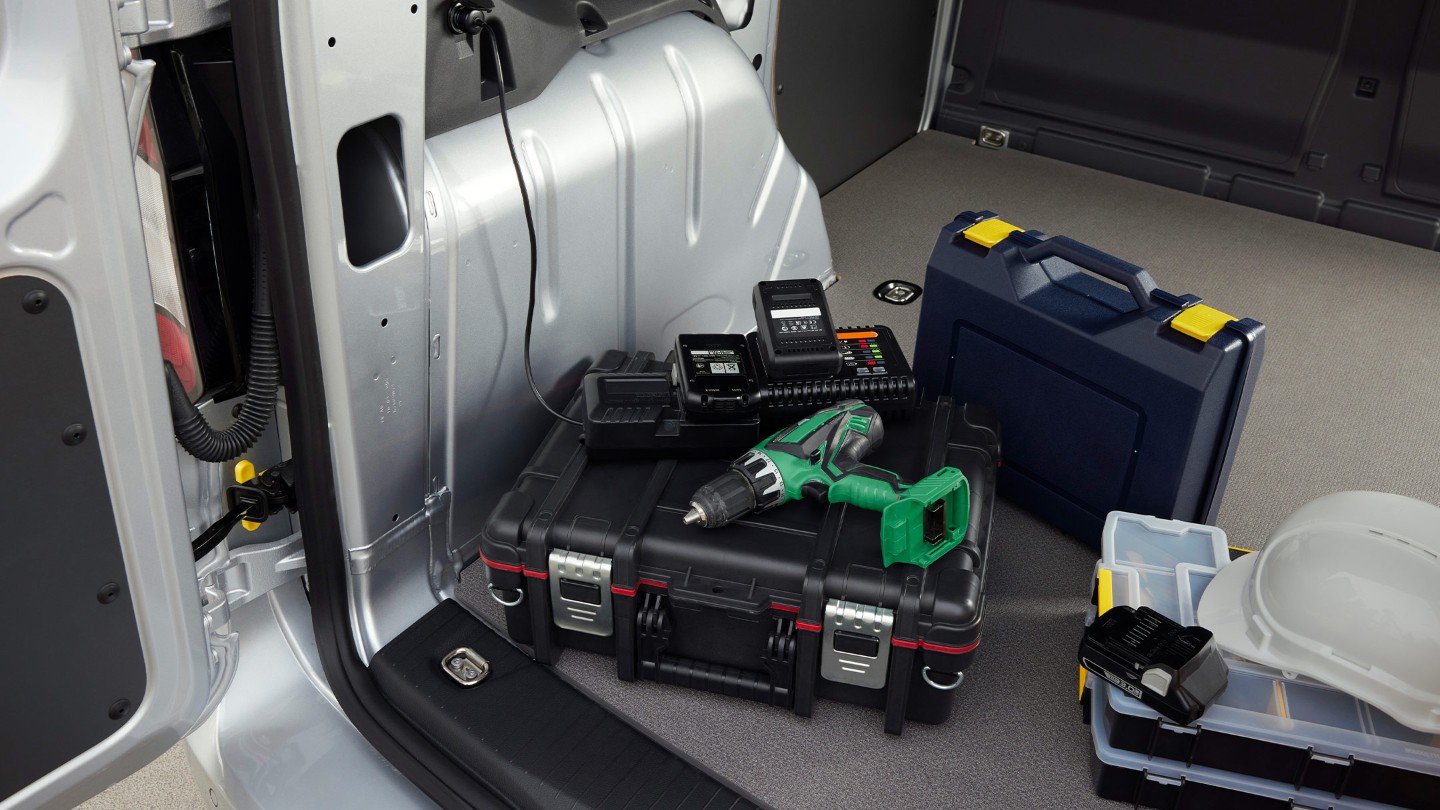 Un burghiu electric este conectat la o priză de 12V din compartimentul pentru bagaje al noului Ford Transit Connect.