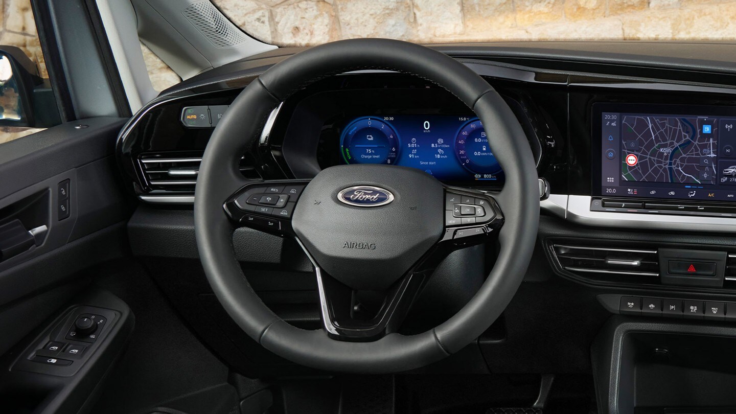 Vedere din locul șoferului cu noul Ford Transit Connect, cu volan încălzit, panou de instrumente digital și ecran tactil de 10” [25 cm].