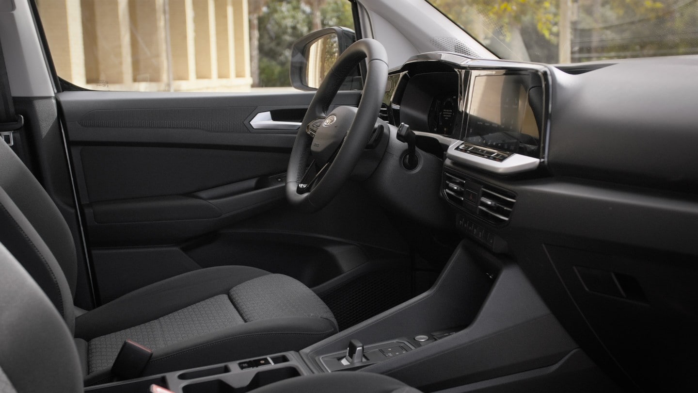 Scaunul șoferului al unui model nou Ford Transit Connect prezentând volanul și ecranul tactil de 10” [25 cm].