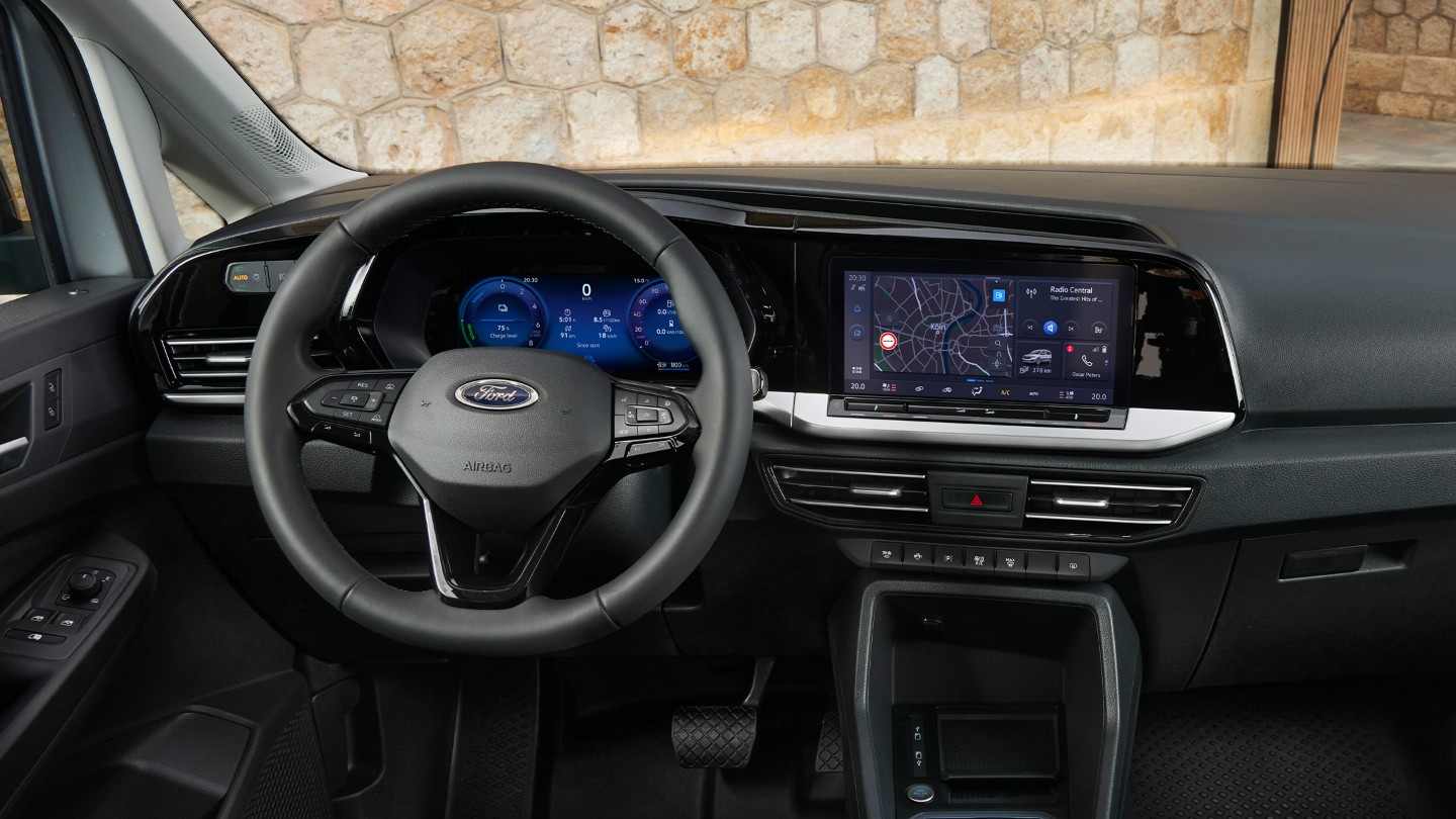 Partea interioară din față a noului Ford Transit Connect prezentând volanul, panoul de instrumente digital și ecranul tactil de 10” [25 cm]