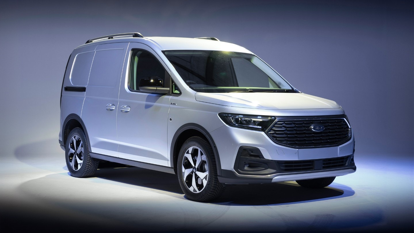 Noul Ford Transit Connect Active în culoarea Stardust Silver prezentând bară de protecție în stil active cu placă antiderapantă și faruri LED.