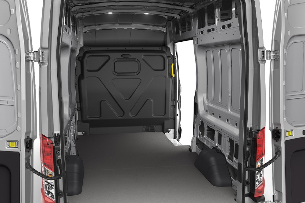 Vedere interioară al spațiului de încărcare gol dintr-o furgonetă Ford Transit.