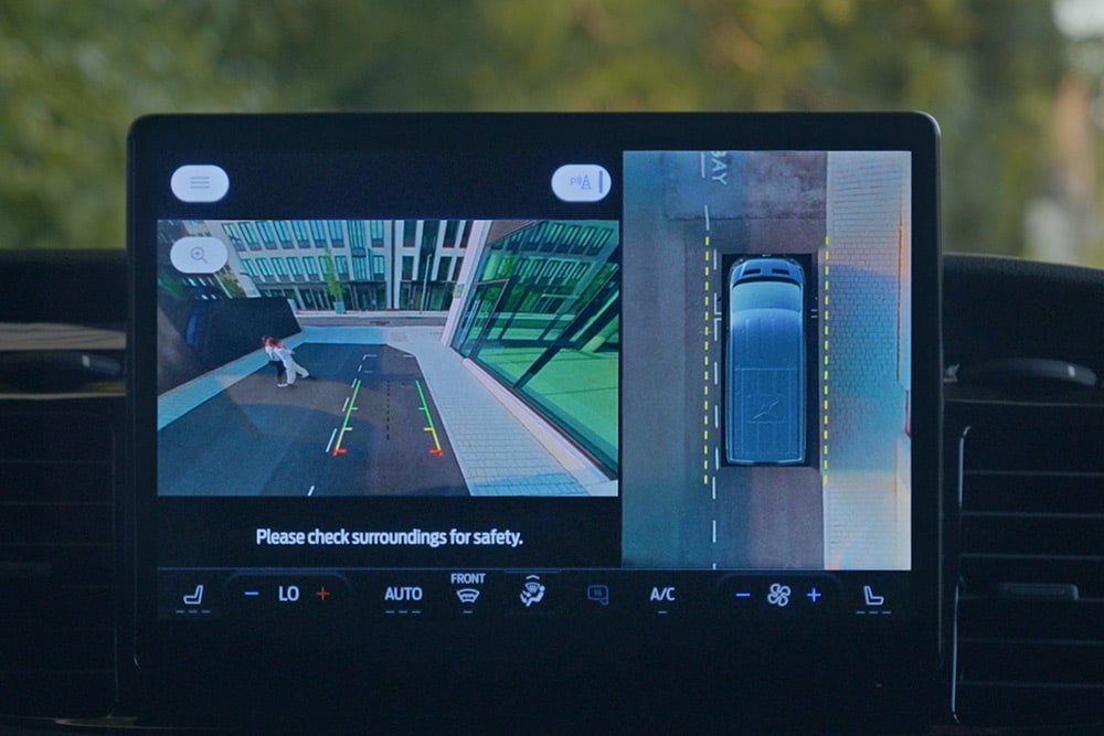 Ecranul SYNC 4 care afișează imaginea camerei de 360°. 