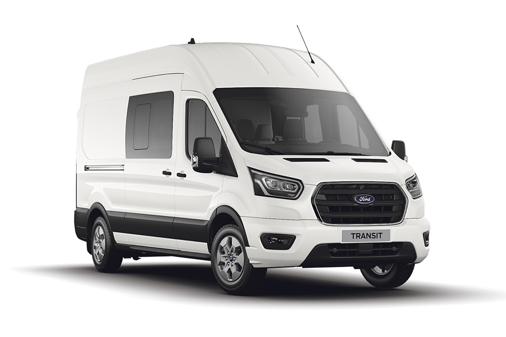 Furgonetă Ford Transit Kombi albă.