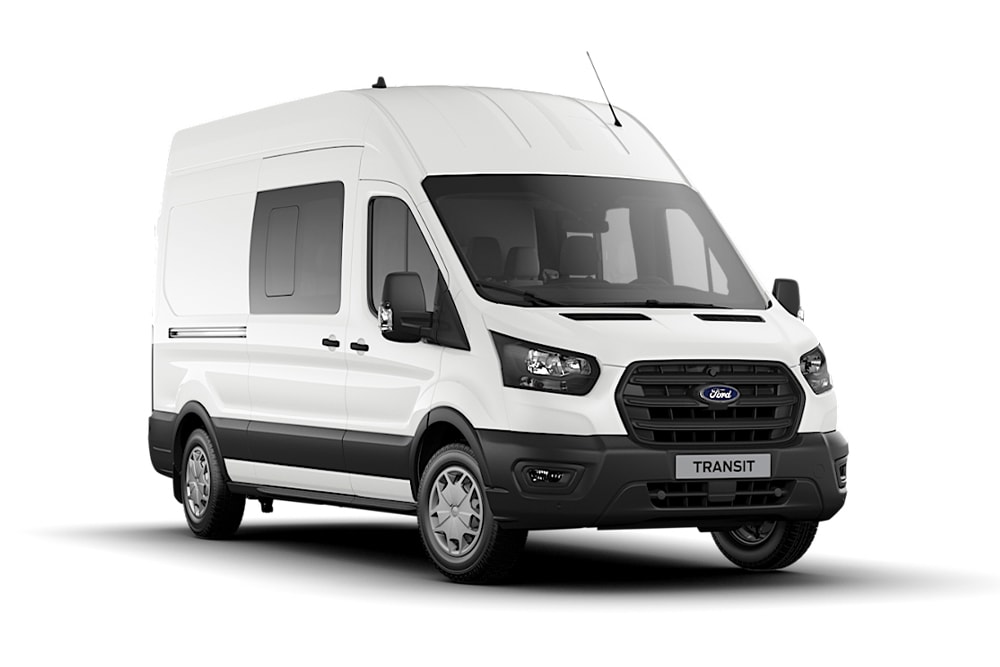 Furgonetă Ford Transit albă cu cabină dublă.