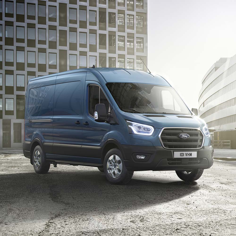 Furgonetă Ford Transit albastră, vedere din față.