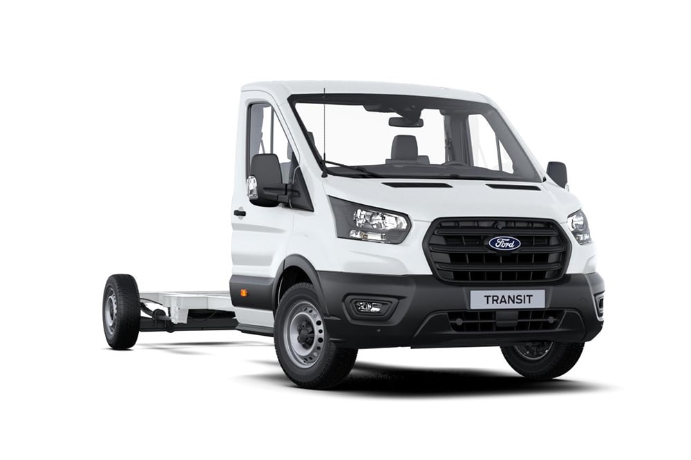 Furgonetă Ford Transit autoșasiu Skeletal albă pe un fundal alb.