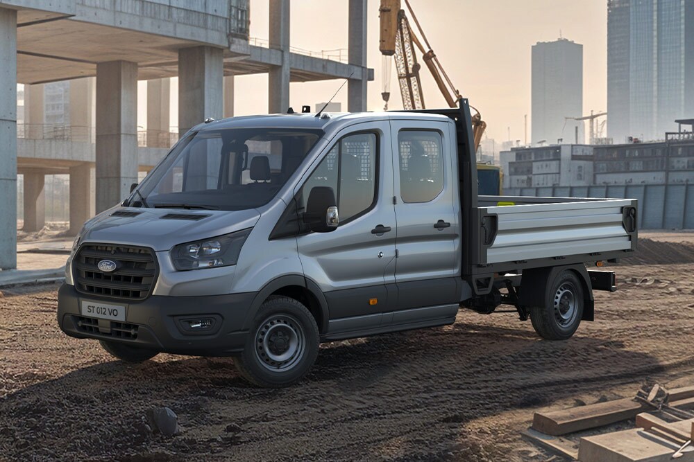  Transit Autoșasiu cu Cabină Simplă parcat pe o proprietate industrială. 