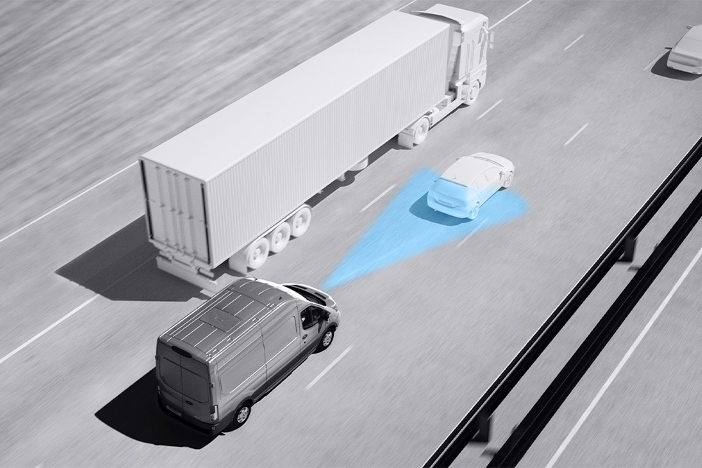 Desenul în tonuri de gri al unei furgonete Ford Transit cu linii albastre pe șosea care prezintă utilizarea sistemelor avansate de asistență a șoferului.