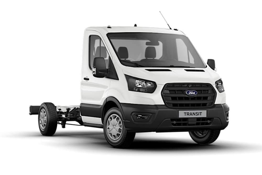 Furgonetă Ford Transit autoșasiu cu cabină simplă albă pe un fundal alb.
