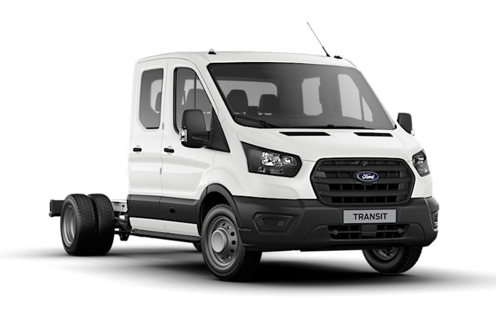 Furgonetă Ford Transit autoșasiu cu cabină dublă albă pe un fundal alb.