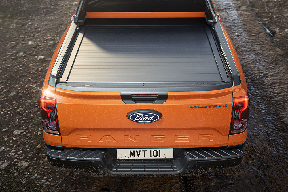 Vedere de sus a platformei acoperite a unui Ford Ranger portocaliu.