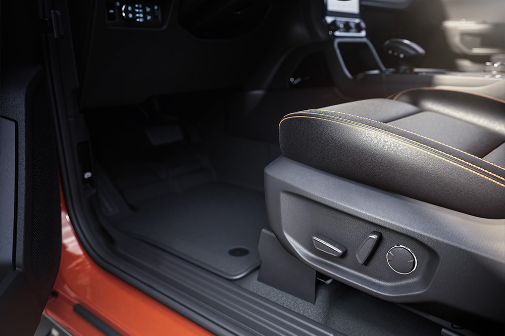 Vedere de aproape a interiorului unui Ford Ranger, cu accent pe scaunele din față.
