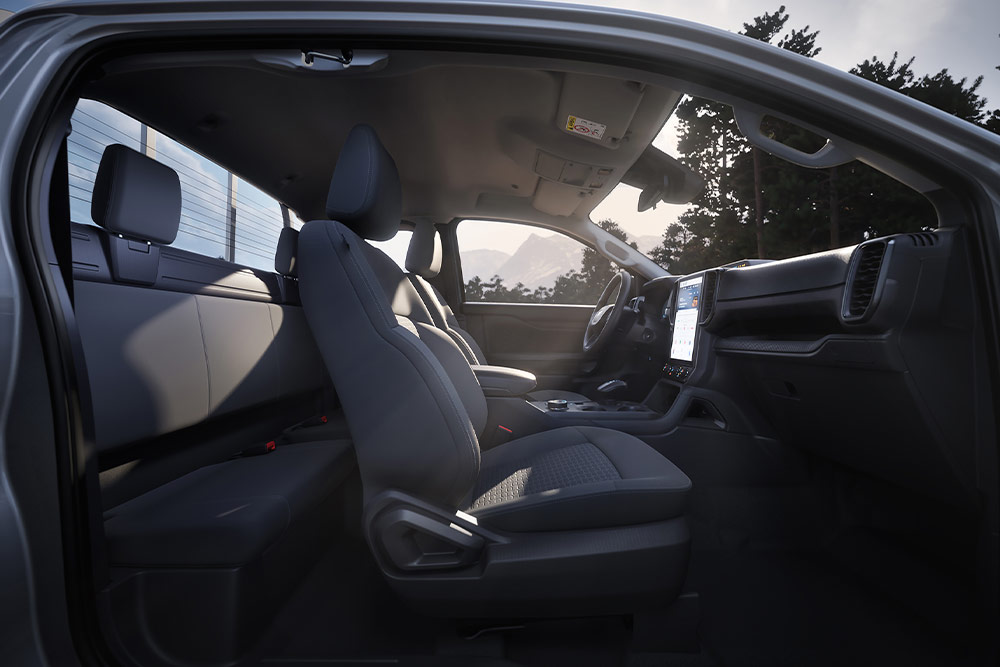 Vedere a profilului prin interiorul cabinei unui Ford Ranger XLT cu cabină extinsă.