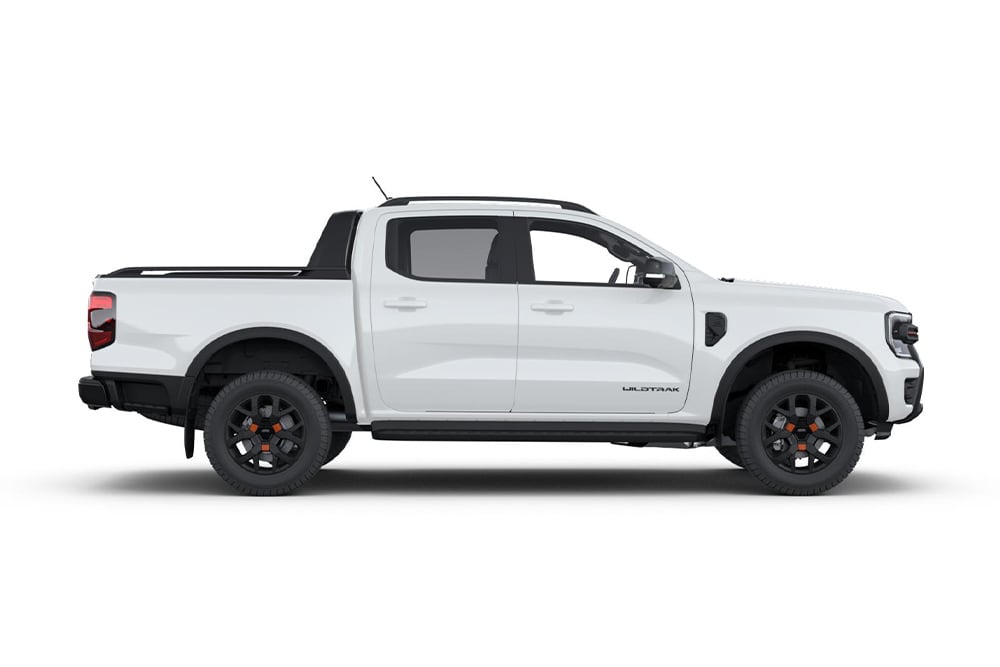 Vedere laterală a unui camion Ford Ranger culoare Frozen White cu cabină dublă.