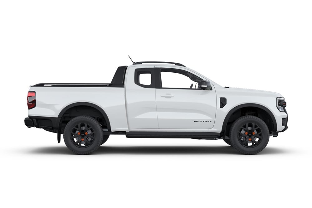 Vedere laterală a unui camion pick-up Ford Ranger culoare Frozen White cu cabină extinsă.