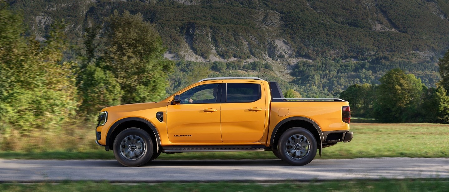 Noul Ford Ranger, vedere laterală pe un drum off-road