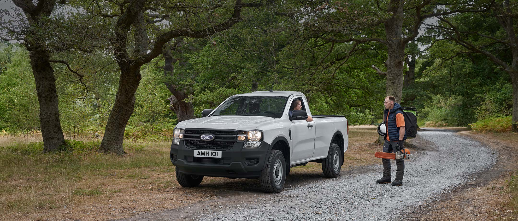 Noul Ford Ranger Cabină Simplă, parcat pe un drum cu pietriș, vedere frontală 3/4