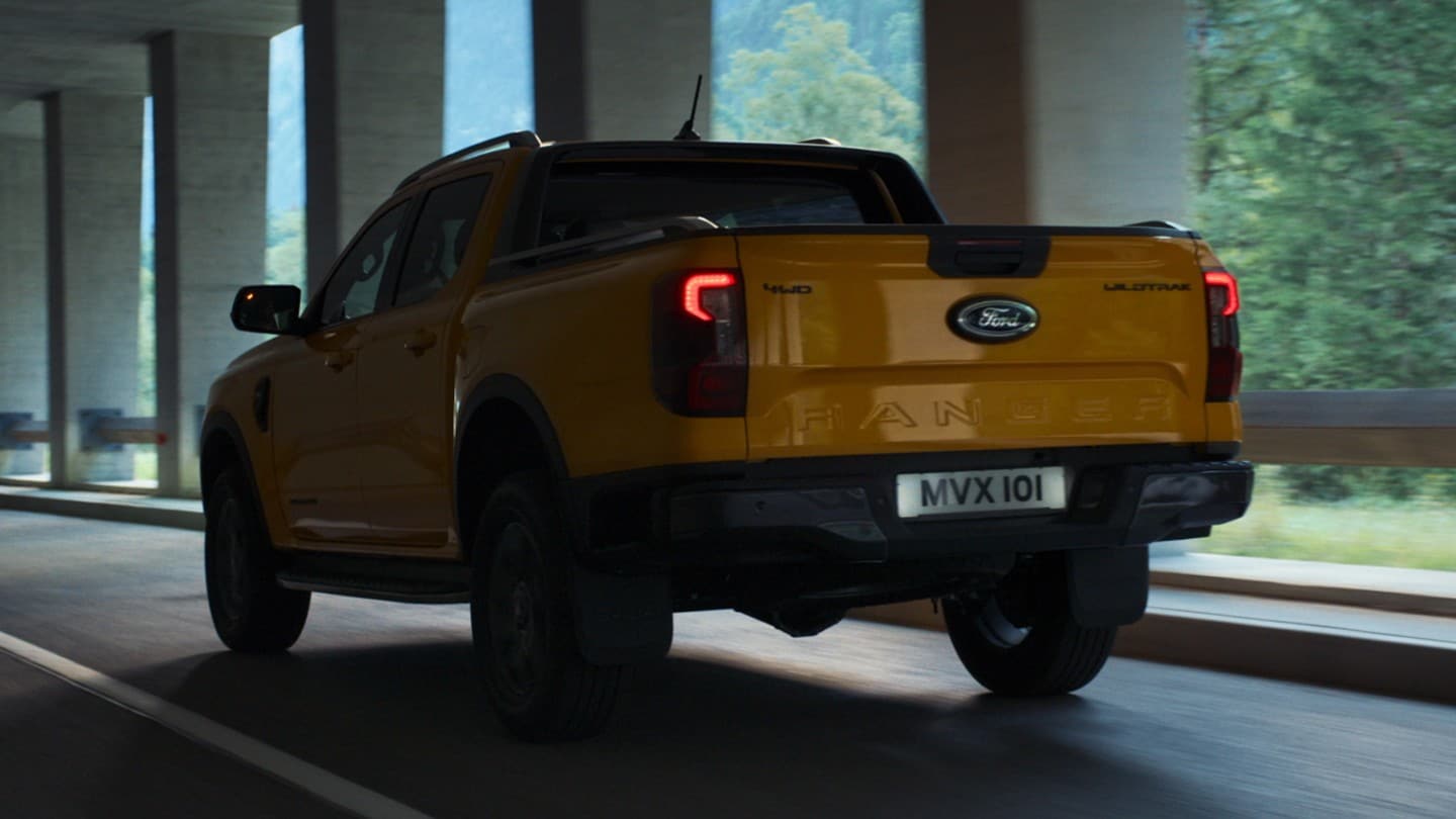 Noul Ford Ranger, vedere spate 3/4 traversând sub un pasaj