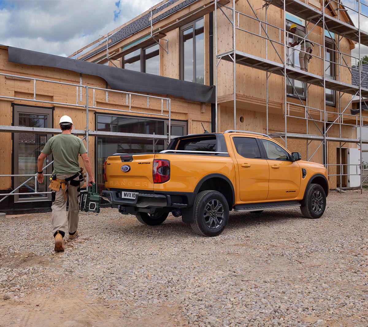 Noul Ford Ranger Wildtrak, parcat lângă o clădire vedere din spate, 3/4