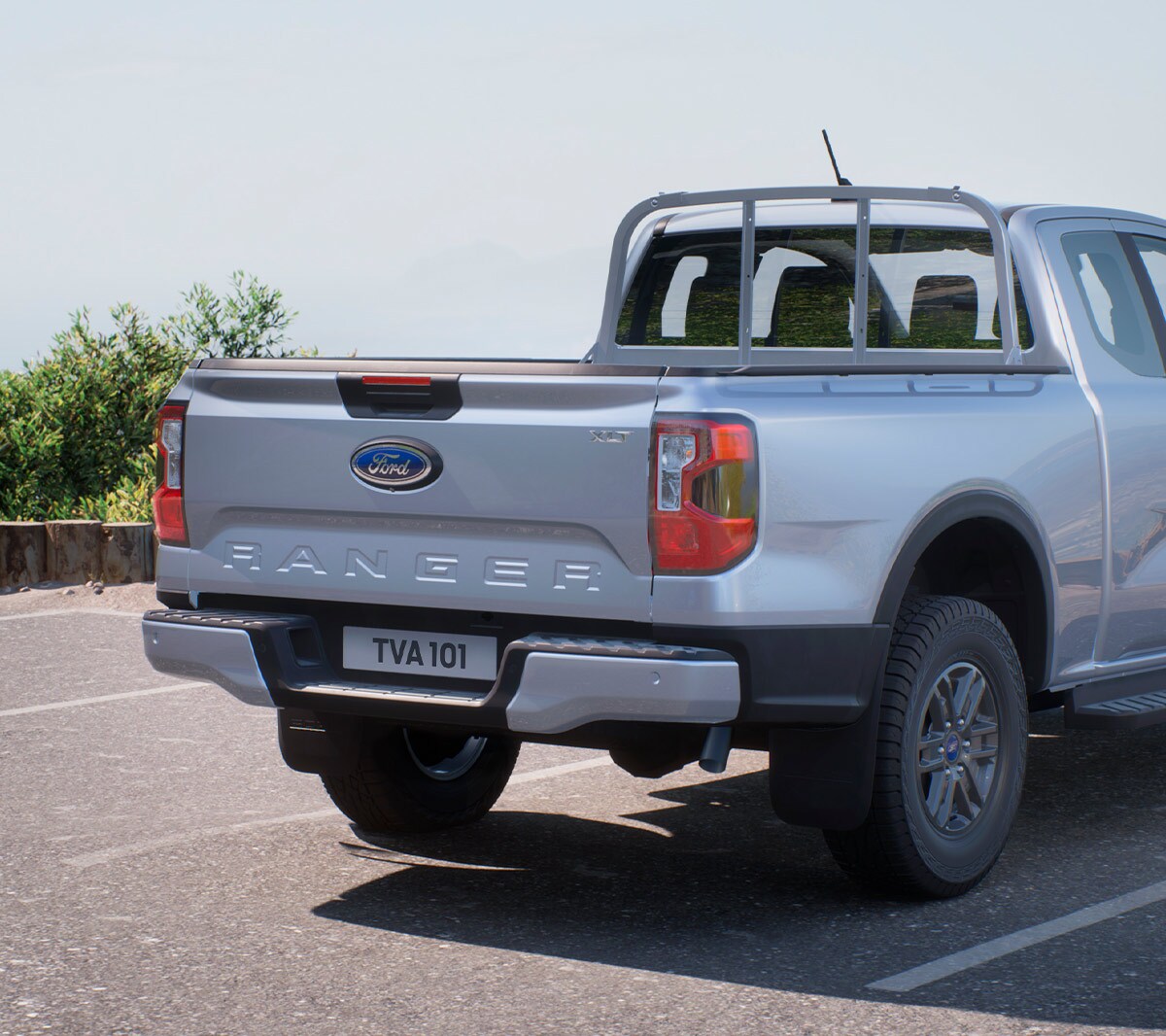 Noul Ford Ranger de culoare Moondust Silver, vedere din spate 3/4