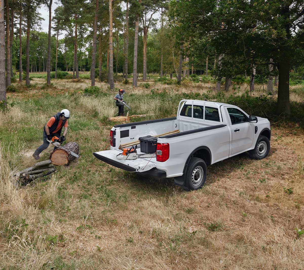 Noul Ford Ranger, vedere din spate 3/4, cu platforma de încărcare în uz