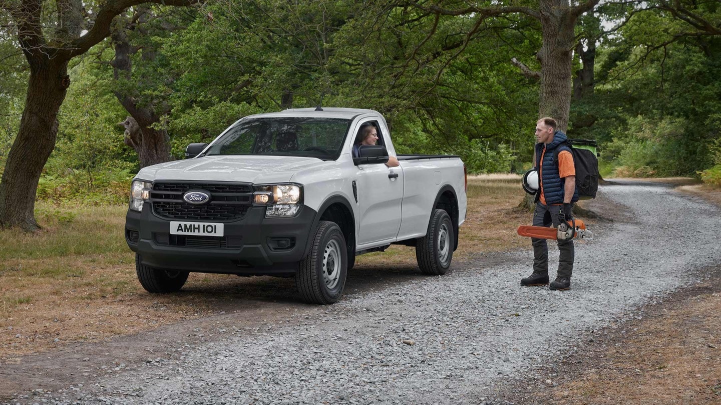 Noul Ranger Raptor, vedere frontală 3/4, pe un drum cu pietriș