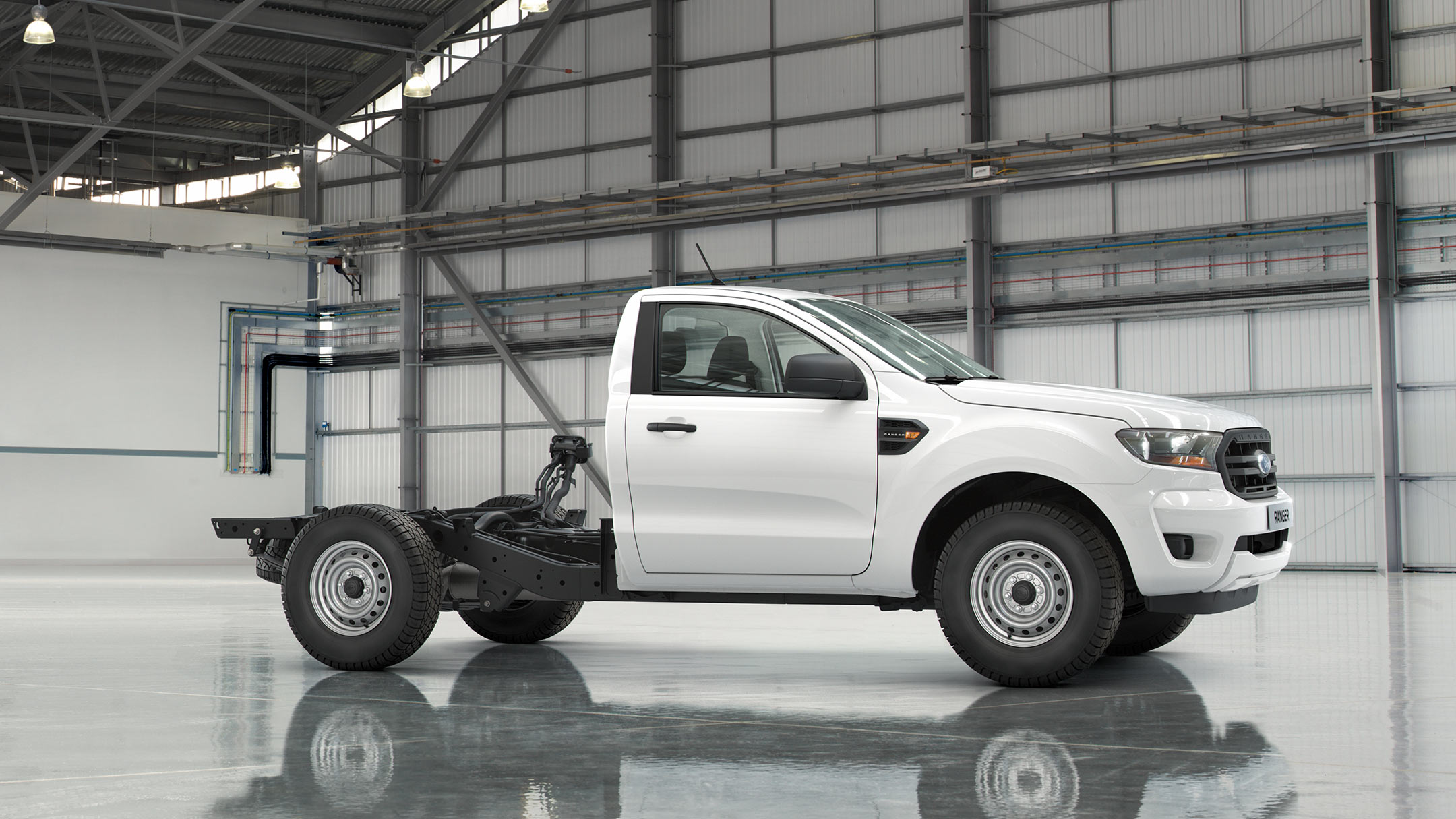 Ford Ranger Autosasiu intr-o hala de fabrica