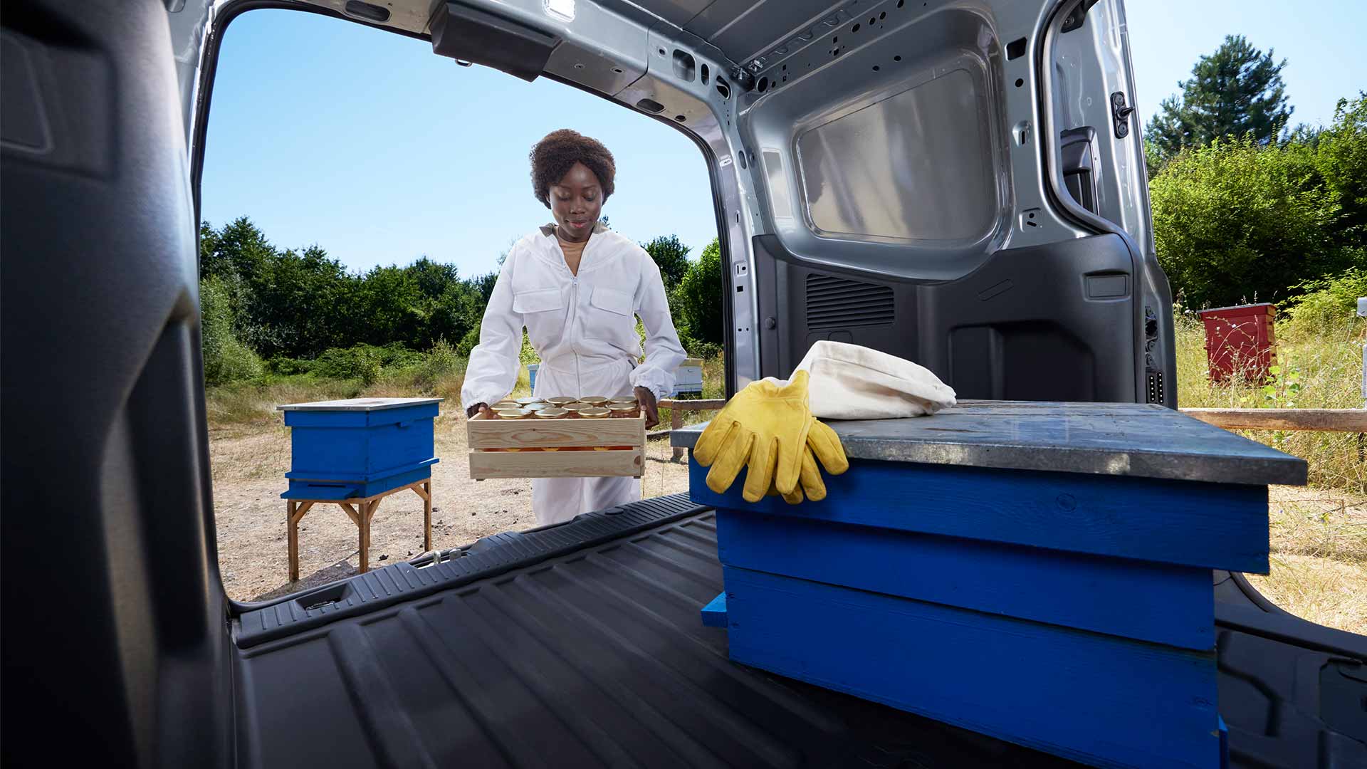 Apicultor încărcând miere într-un Ford Transit Courier
