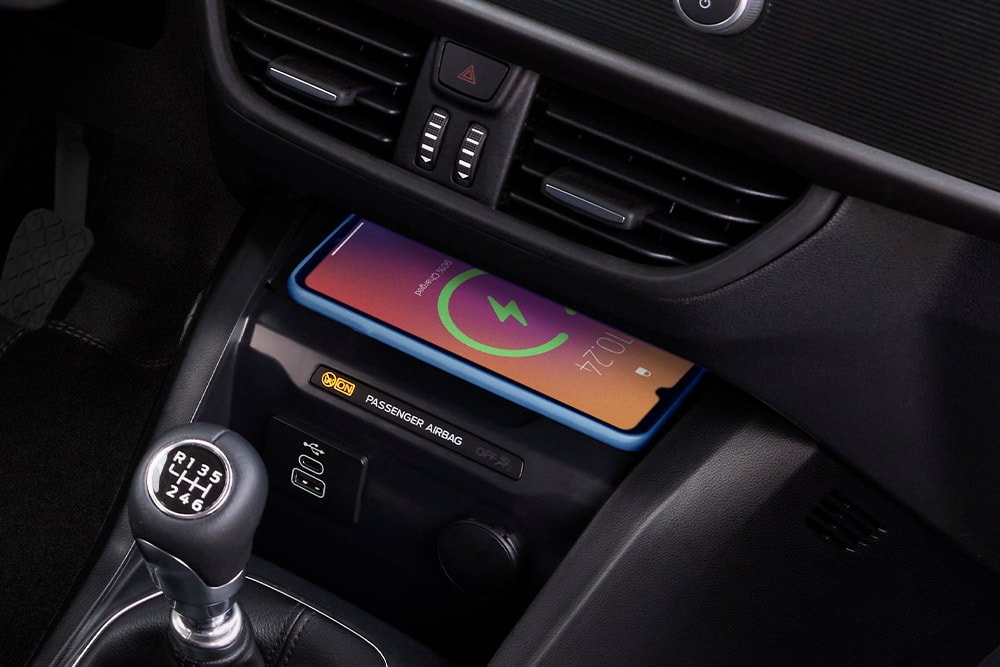 Încărcare wireless a unui telefon în noul Ford Transit Courier
