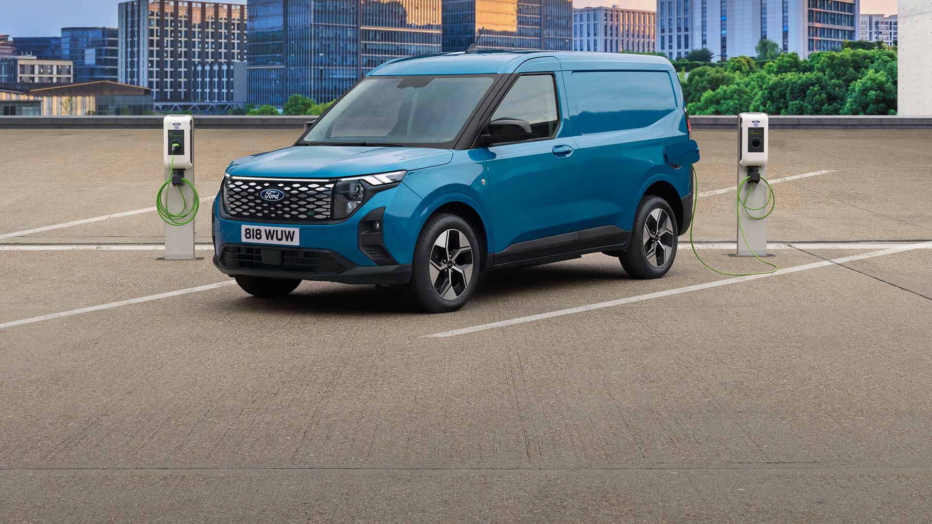 Noul E-Transit Courier în curs de încărcare