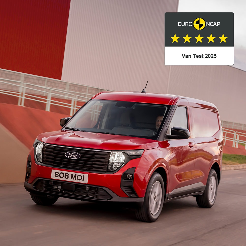 Noul Ford Transit Courier Van roșu în mișcare