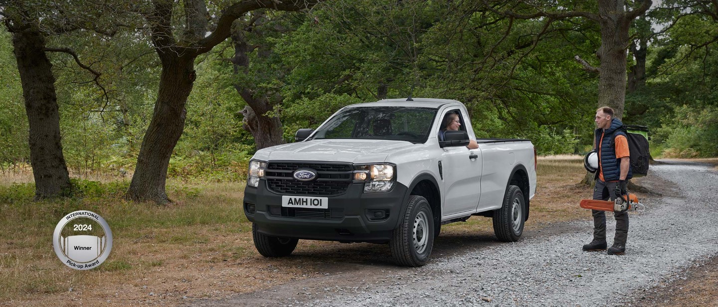 Noul Ford Ranger Cabină Simplă, parcat pe un drum cu pietriș, vedere frontală 3/4