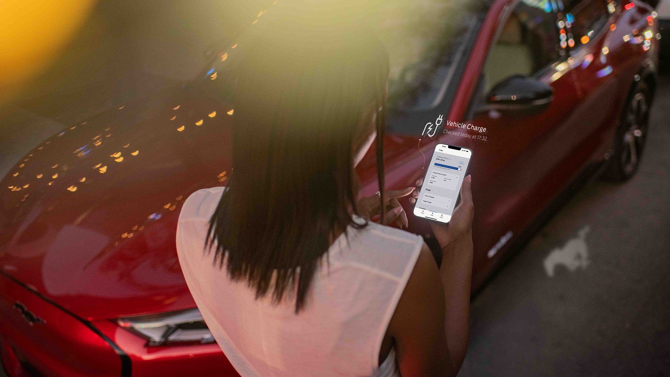 Bărbat care se uită la smartphone cu aplicația Ford afișată