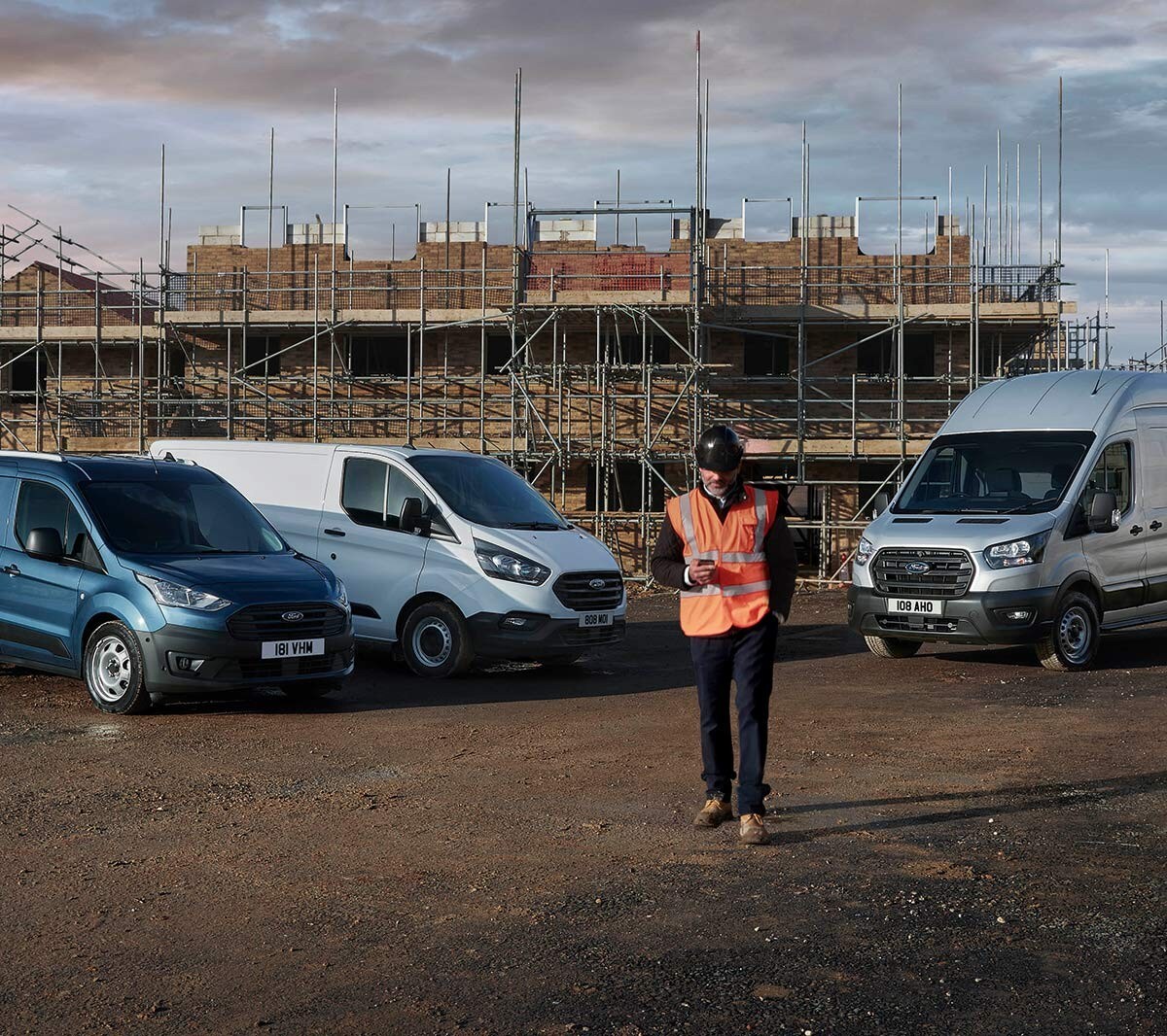 Santier de constructii cu un muncitor si vehicule Ford