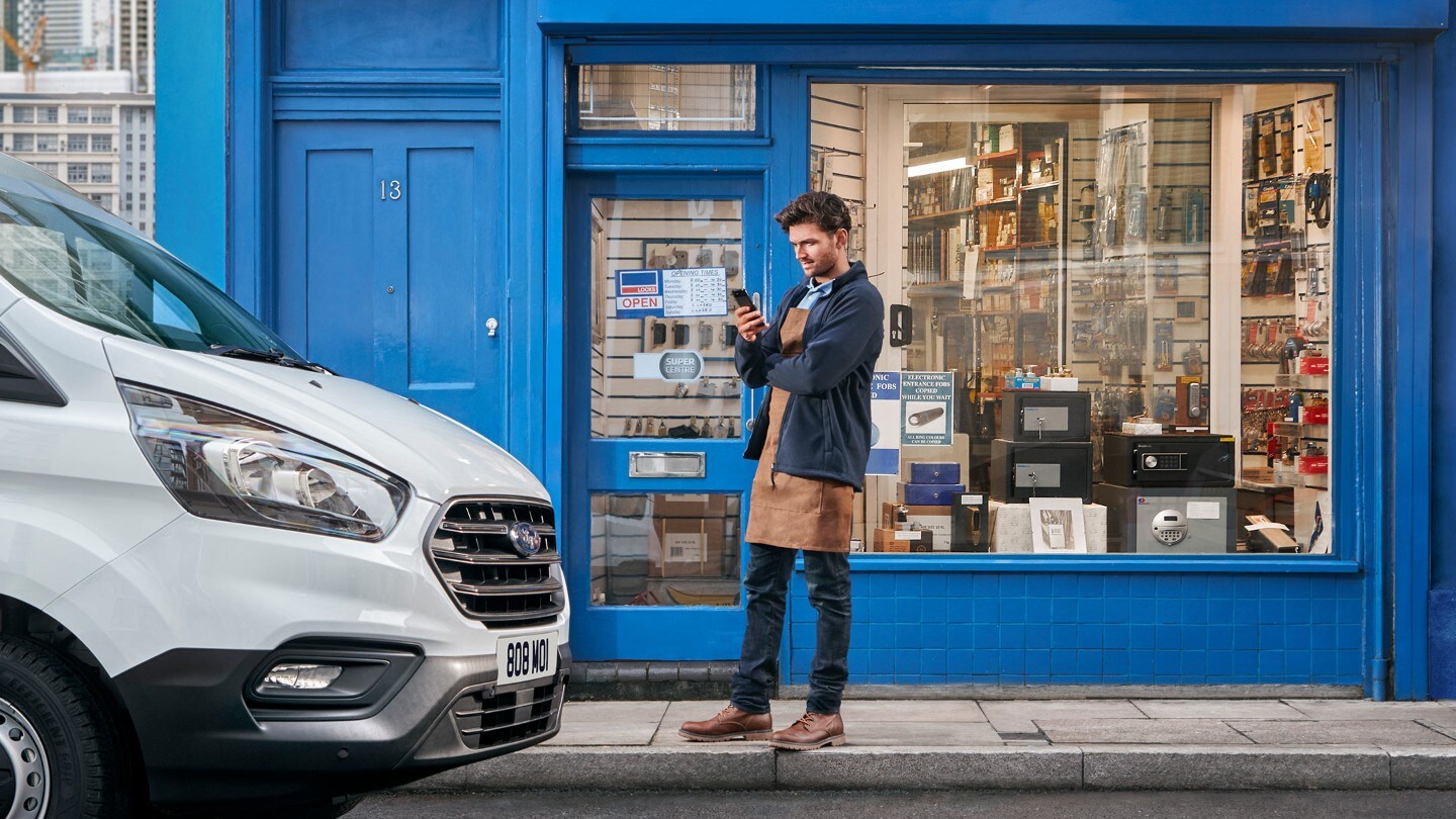 Persoana si furgoneta Ford in fata unui magazin