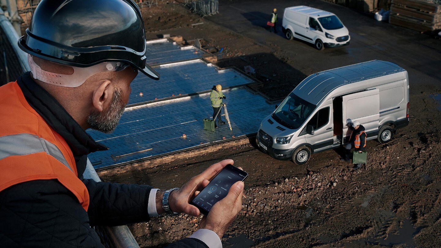 Persoane si furgoneta Ford pe un santier de constructii