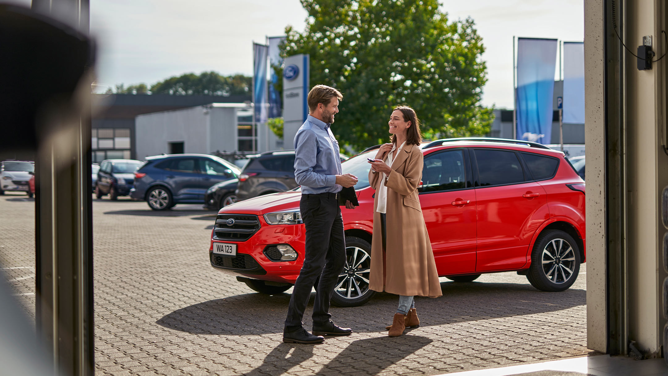 o persoană care vorbește cu un expert Ford la un centru de service Ford.