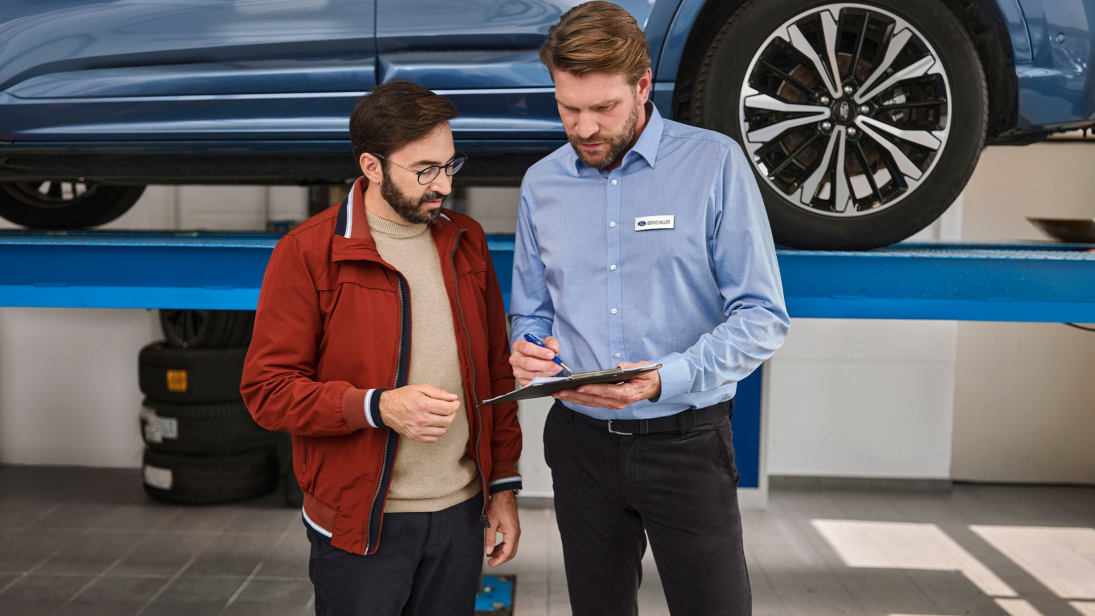 O persoană vorbește cu un expert Ford la un centru de service Ford.