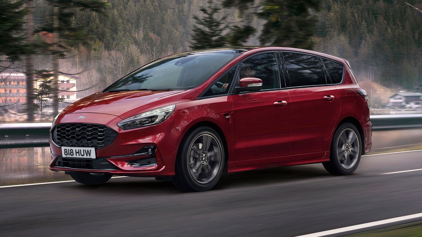 Ford S-Max roșu în mișcare pe șosea