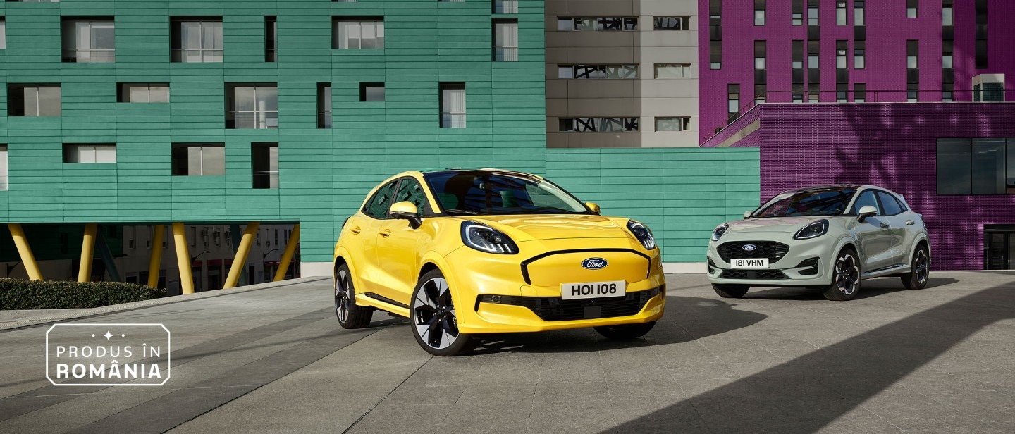 Un vehicul Ford Puma Gen-E® electric, galben, parcat lângă un model Ford Puma® EcoBoost® gri, cu motor pe benzină.