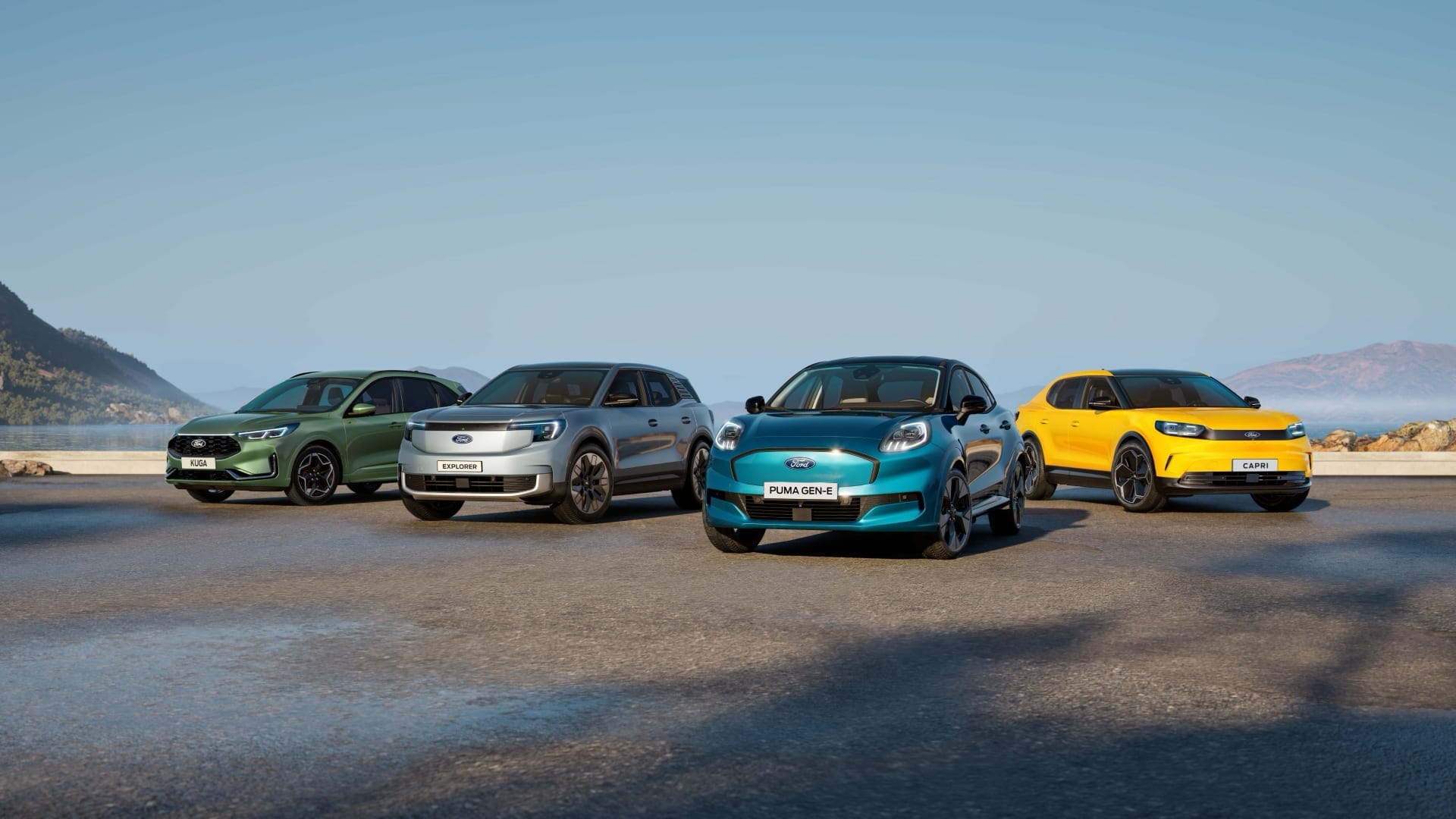 Patru modele Ford (Kuga verde, Explorer argintiu, Puma Gen-E albastru și Capri galben) parcate pe drum.
